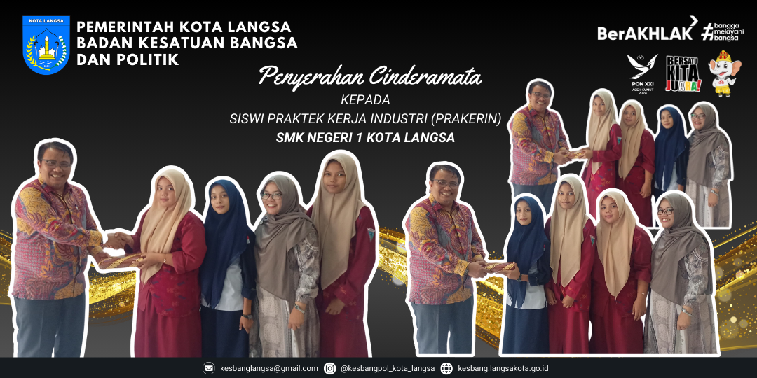 Kepala Badan Kesbangpol Kota Langsa Menyerahkan Cinderamata Kepada Siswi Praktek Kerja Industri (Prakerin) SMK Negeri 1 Kota Langsa